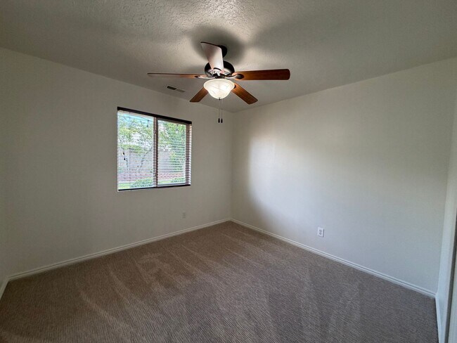 Building Photo - SPACIOUS HOME FOR RENT!