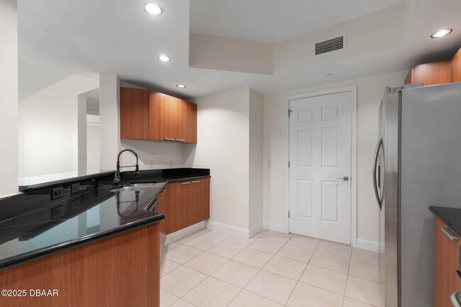 Building Photo - 241 Riverside Dr