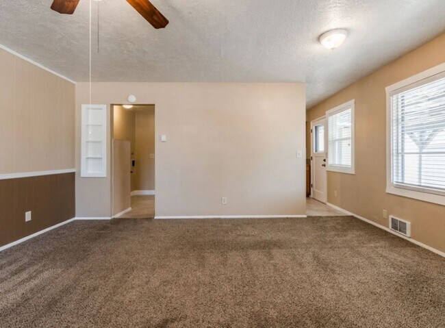 Building Photo - 410-12 Harrison St, Newberg