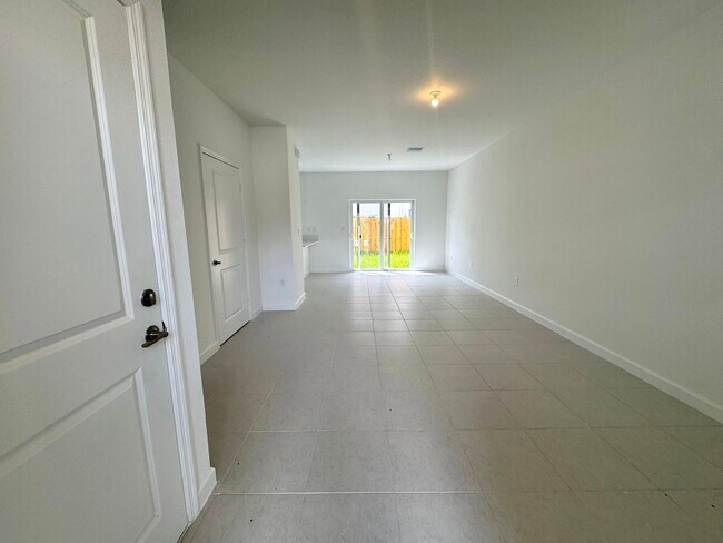 Building Photo - 2877 SE 24th Ave
