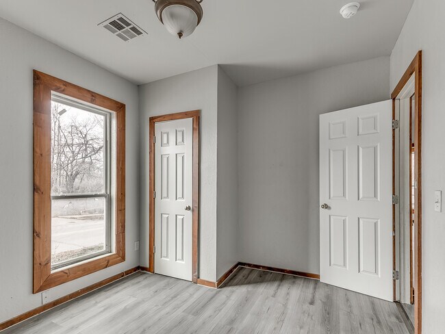 Building Photo - 118 S Miles Ave