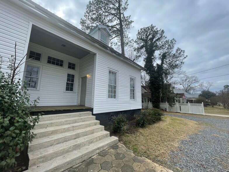 Building Photo - 819 E Lee St