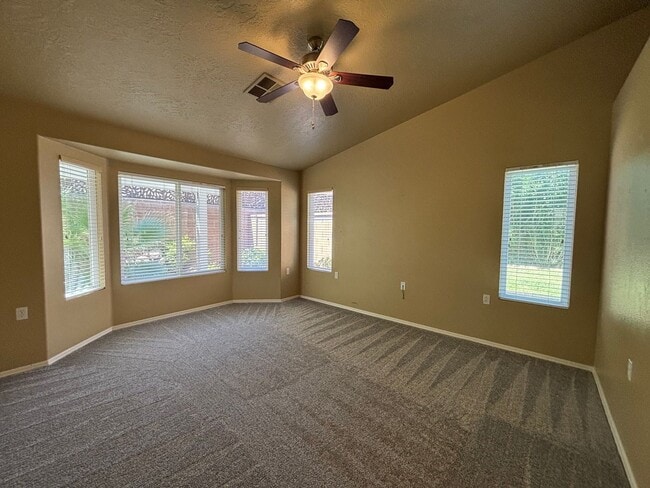 Building Photo - HOME FOR RENT IN SUN RIVER