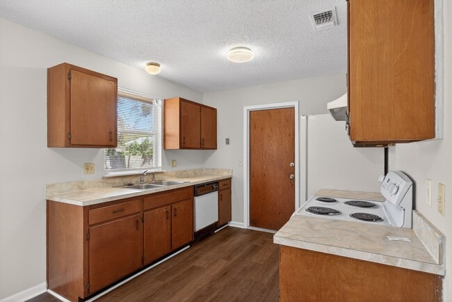 Building Photo - Nice family home!