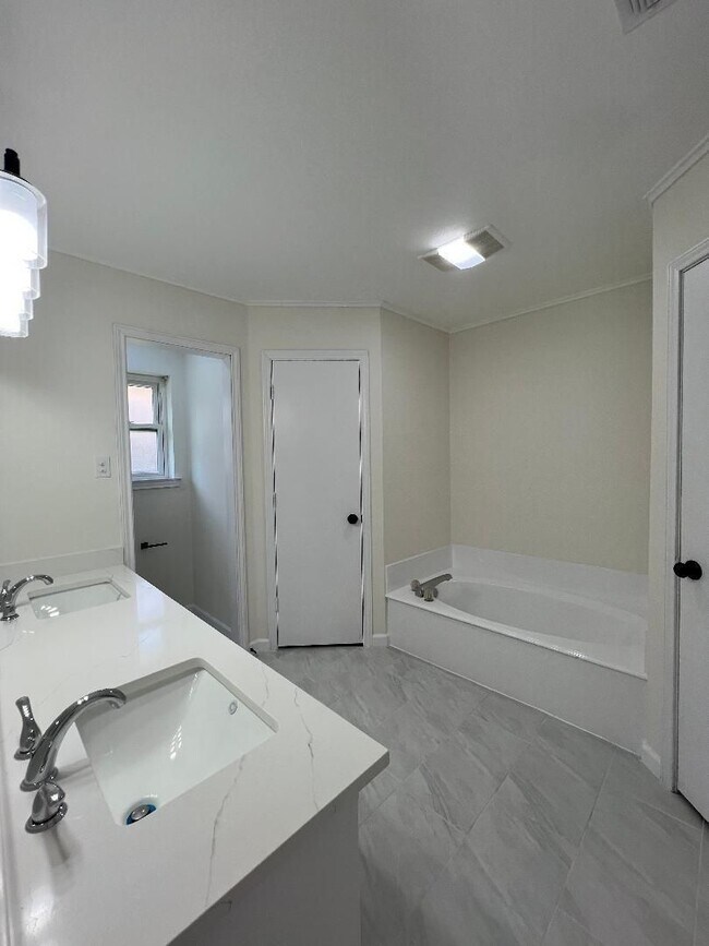 Building Photo - Welcome to this inviting 3-bedroom, 2-bathroom home in the heart of Cleburne, perfectly suited fo...