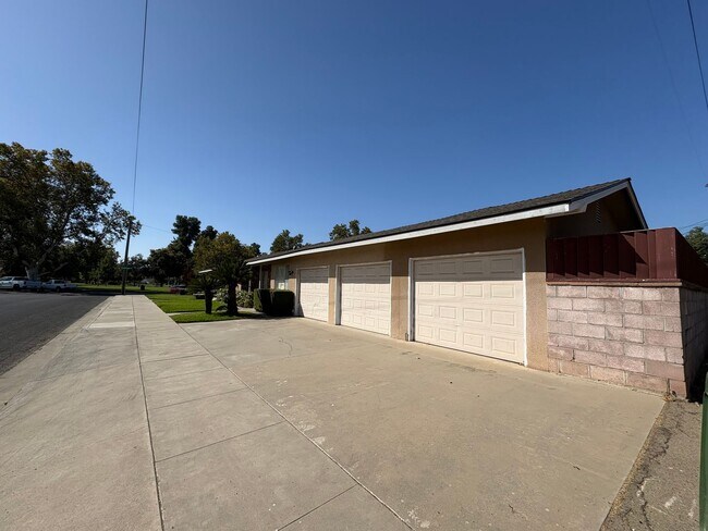 Building Photo - 341 N Garden Dr