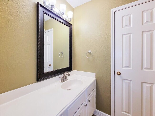 Building Photo - 3218 Vanity Dr