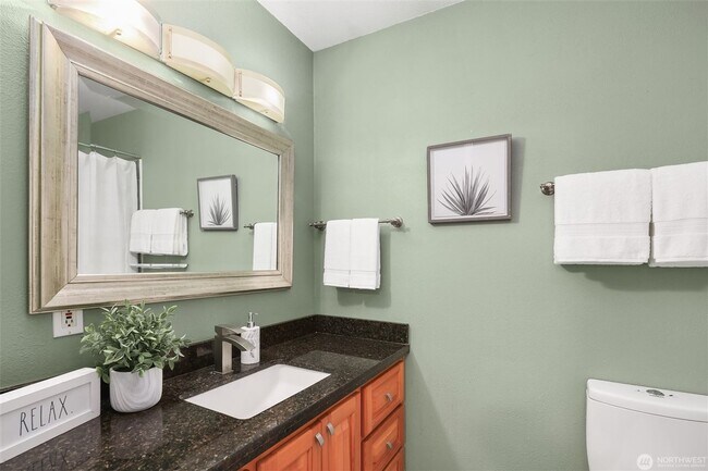 Building Photo - Top-Floor Downtown Bellevue Condo with Sunset Views