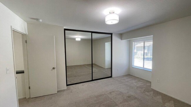 Building Photo - Martinez Beautiful 2 bedroom 1.5 bath unit...