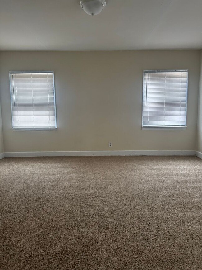 Building Photo - 3 Bedroom/1 bath home