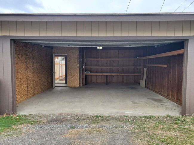 Building Photo - Darling updated duplex