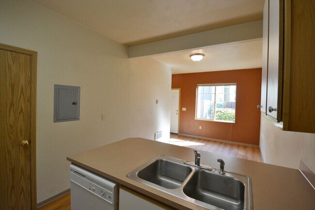 Building Photo - 2 Bed Townhouse with lots of Storage! Blocks from U of O!!