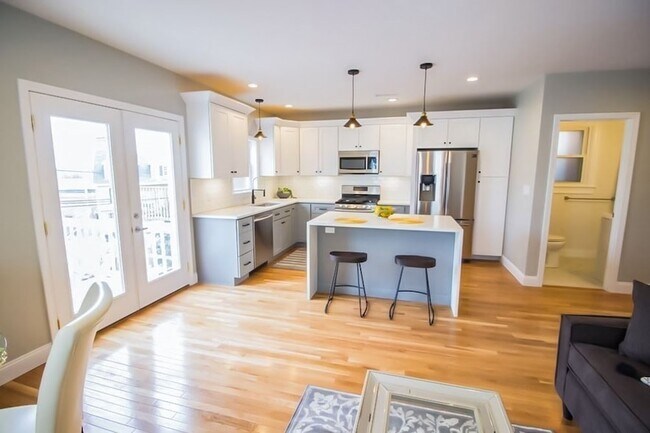 Building Photo - 792 Saratoga St