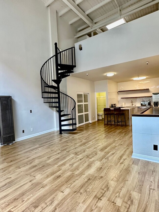 Building Photo - Pet Friendly Live/Work Loft in Oakland Tow...