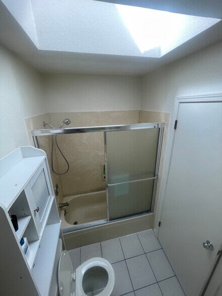 Main bathroom - 1026 San Luis Cir