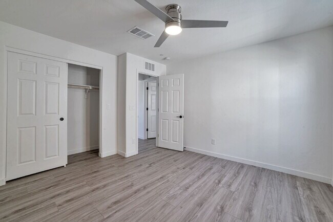 Building Photo - 10937 Parsley Ave