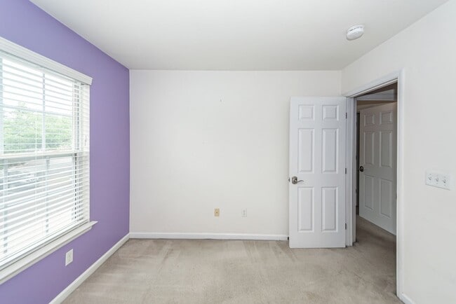 Building Photo - 3 Bedroom 3 Bath Townhome in Persimmon Hil...