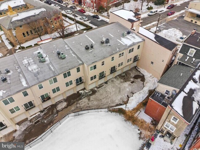 Building Photo - 715 Brown St