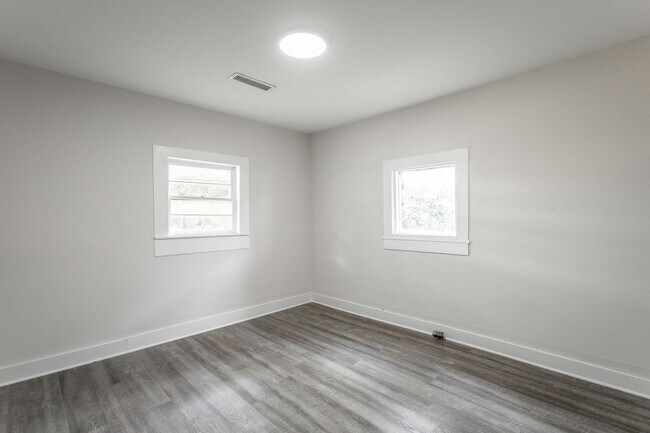 Building Photo - 2 Bedroom Home Just Off Main Street in Mill Town