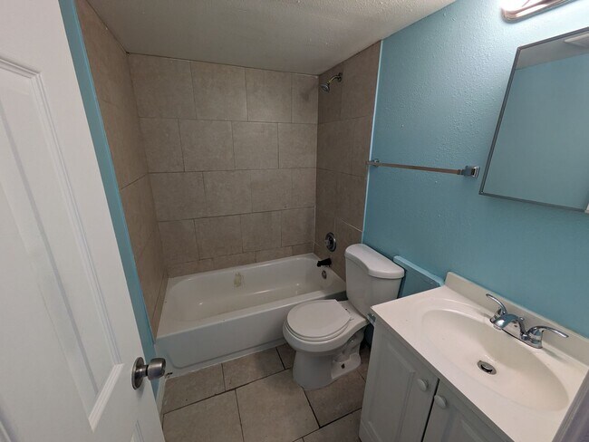 Building Photo - Great 1st FL Starter Rental, with Water/Sewer