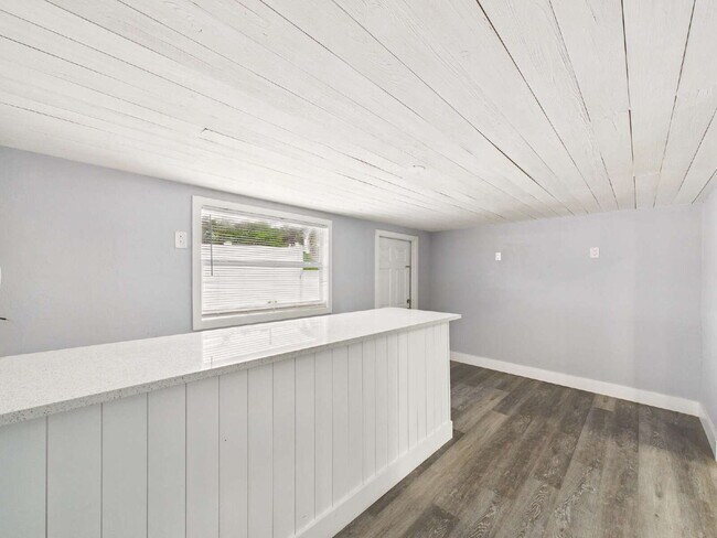 Building Photo - Bright & Pet-Friendly 2BR Home in River Pa...