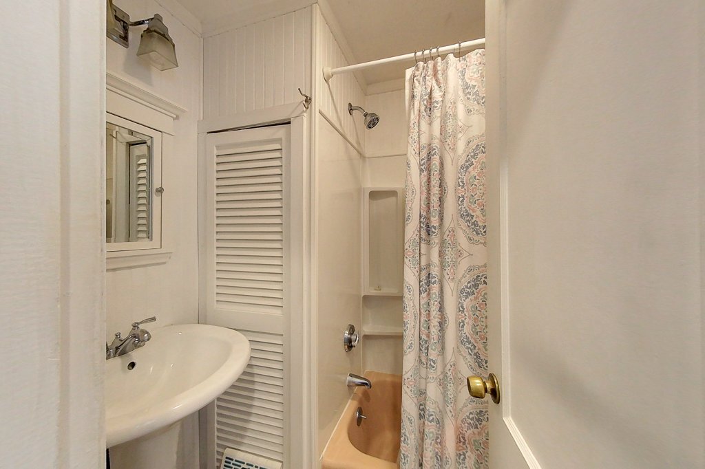 Building Photo - 25 Warren Ave