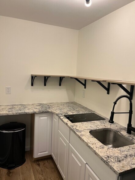 Building Photo - 2210 Shamrock Dr