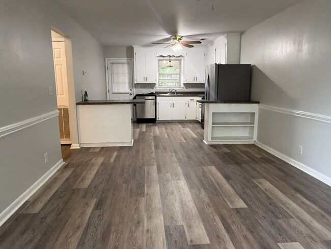 Building Photo - 2BR Duplex with Washer/Dryer + Fresh Updates + Lawn care included