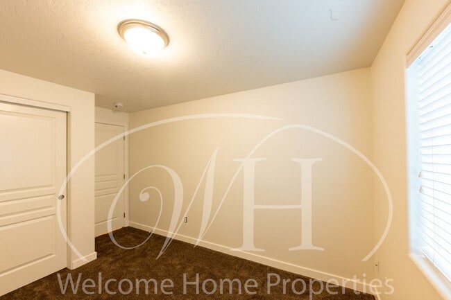 Building Photo - Single Story 3 Bedroom Home with Gas Fireplace and Covered Patio