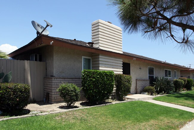 Building Photo - 2115 E Almont Ave