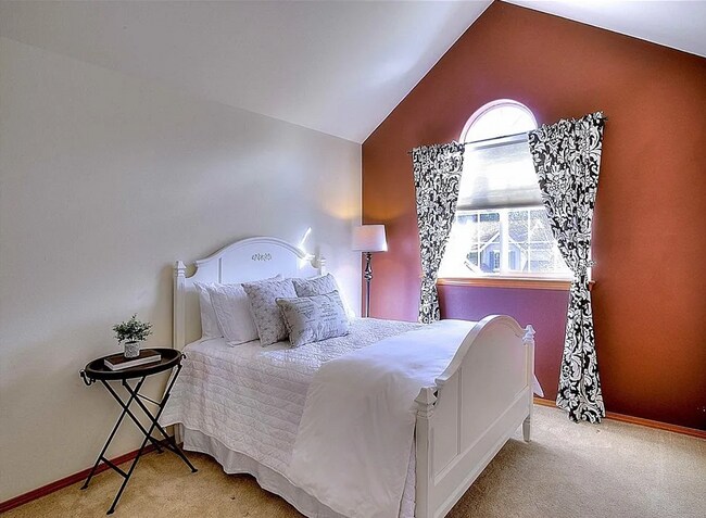 Building Photo - Spacious Living in a Gated Gig Harbor Community