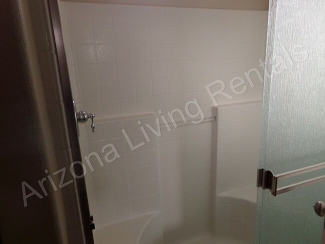 Building Photo - SUPER CLEAN 4 BEDROOM HOME