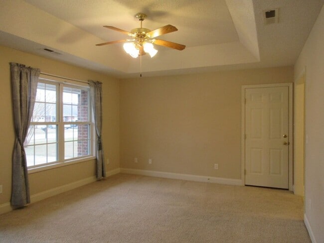 Building Photo - Landmark Pointe 3 Bedroom, 2 Bath-Lawn mai...