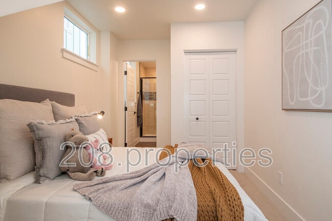 Building Photo - 479 E Violets Cv Ln