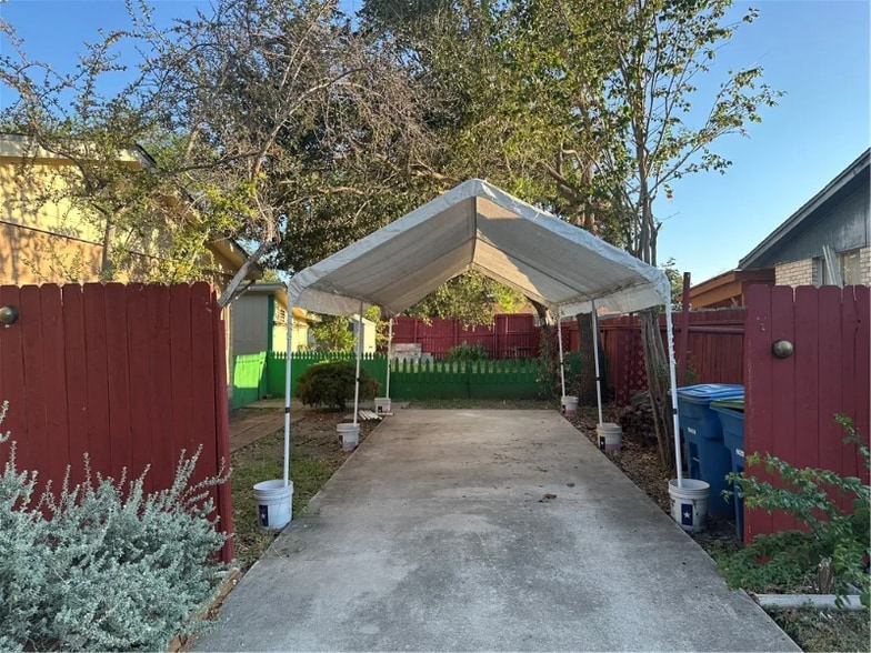 Building Photo - 1026 Northcliff Dr