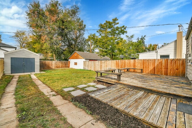 Building Photo - 3 Bedroom 2 Bathroom Home Available August 7th!