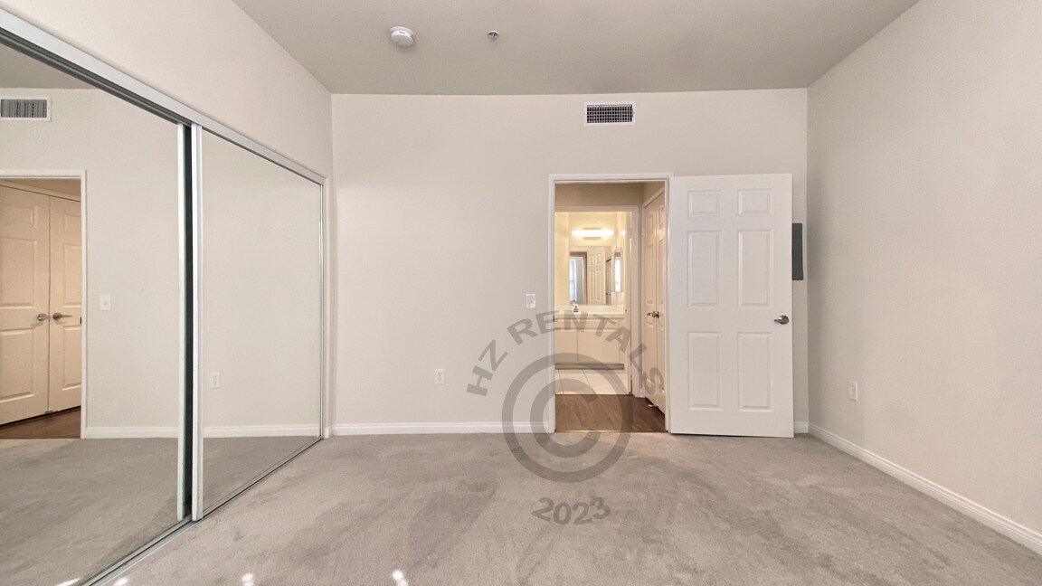 Building Photo - 12140 Moorpark St