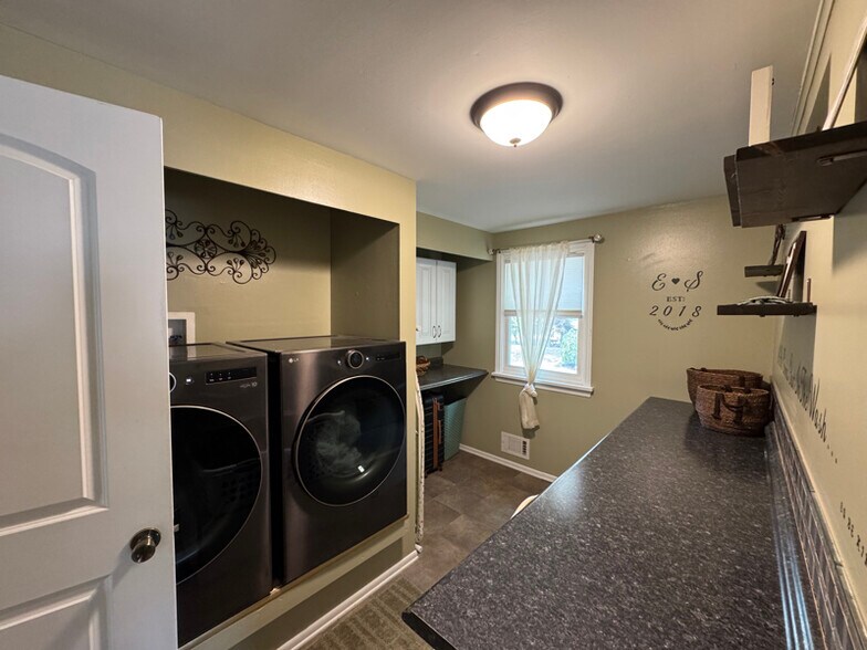 Building Photo - 6051 Holly Ln
