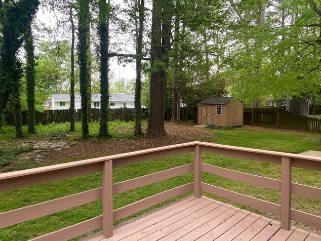 Building Photo - Three bedroom, 2 bath home with a large fe...