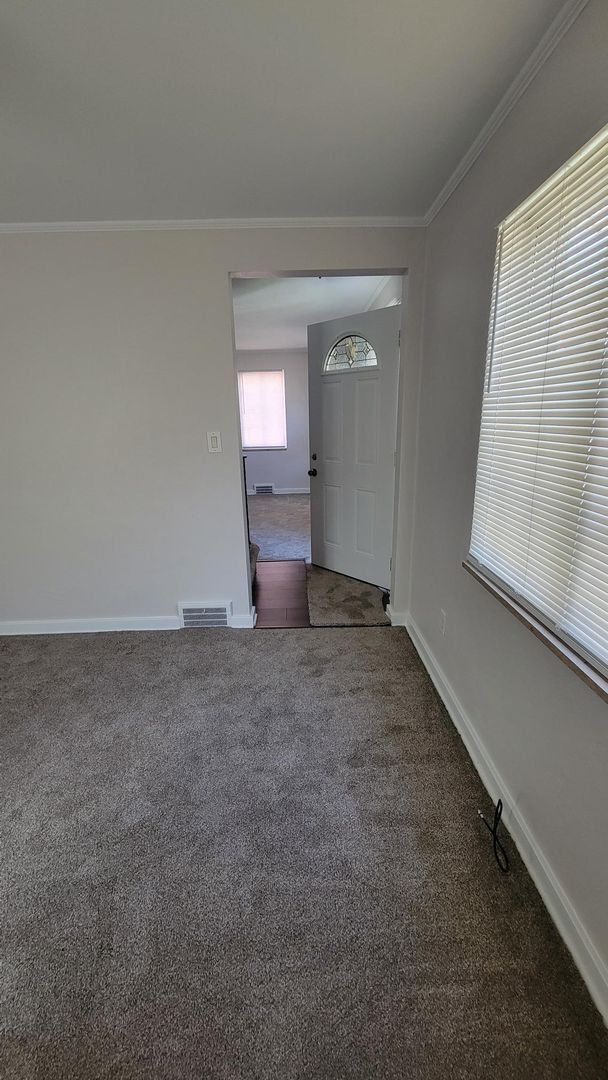 Building Photo - Spacious Three Bedroom Home