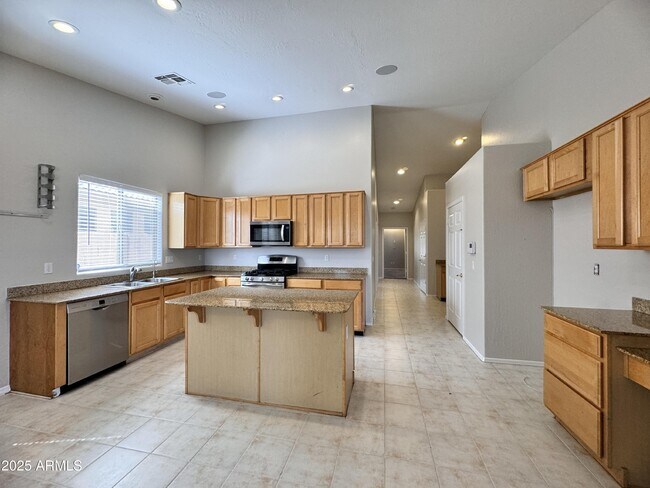 Building Photo - 673 S Peppertree Dr