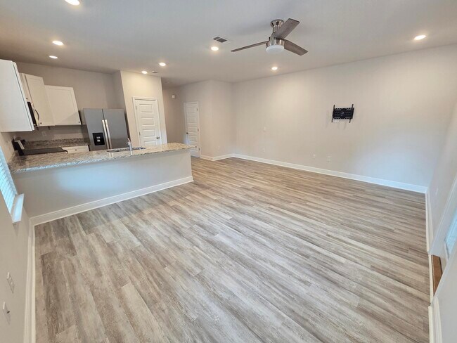 Building Photo - 1030 McLaren Cir