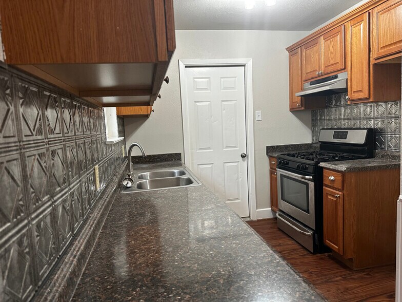 Building Photo - 557 NW Newton Dr