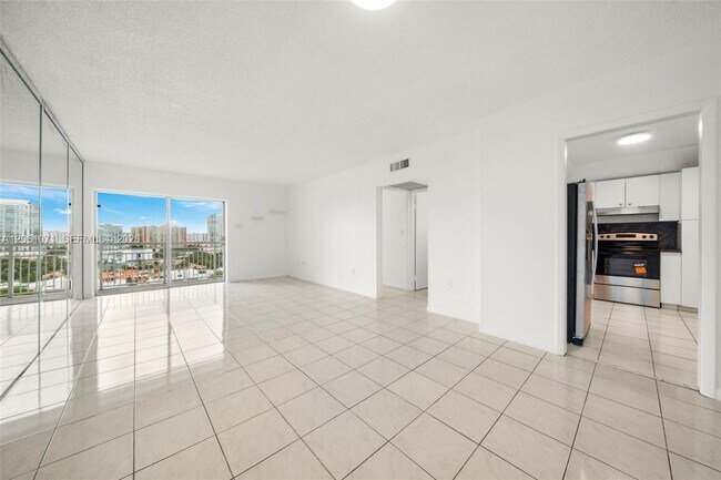 Building Photo - 400 Kings Point Dr