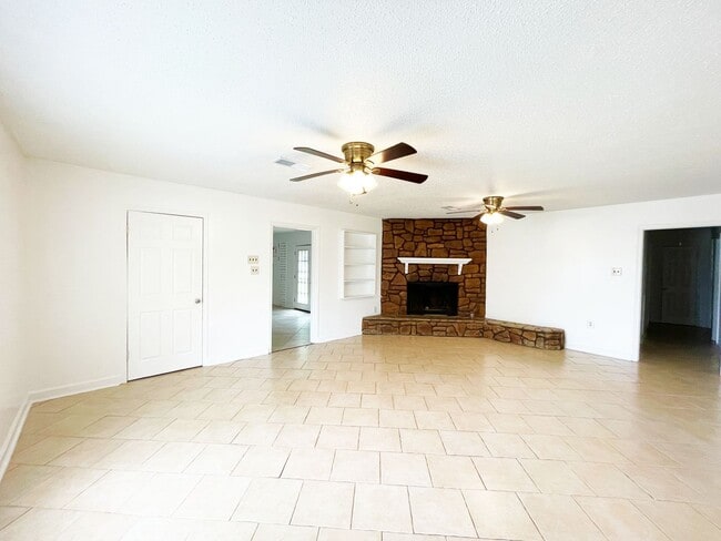Building Photo - Spacious 4 Bedroom Home with Bonus Room in O'Neal Place