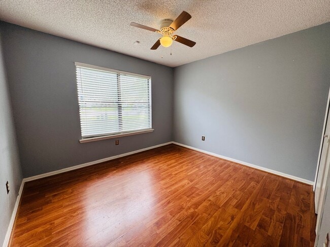 Building Photo - Charming 3 Bedroom, 2 Bath Home with Fence...