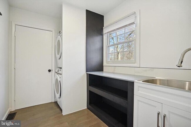 Building Photo - 13134 Madonna Ln