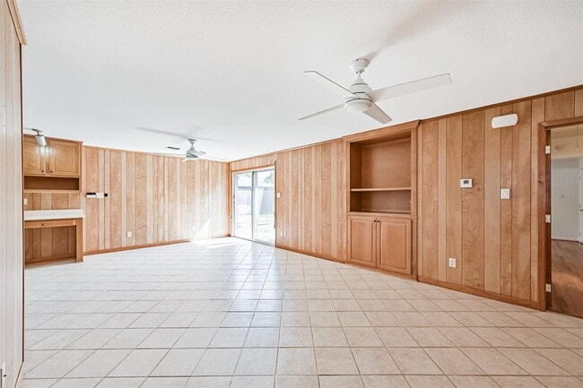 Building Photo - 2920 Heron Dr