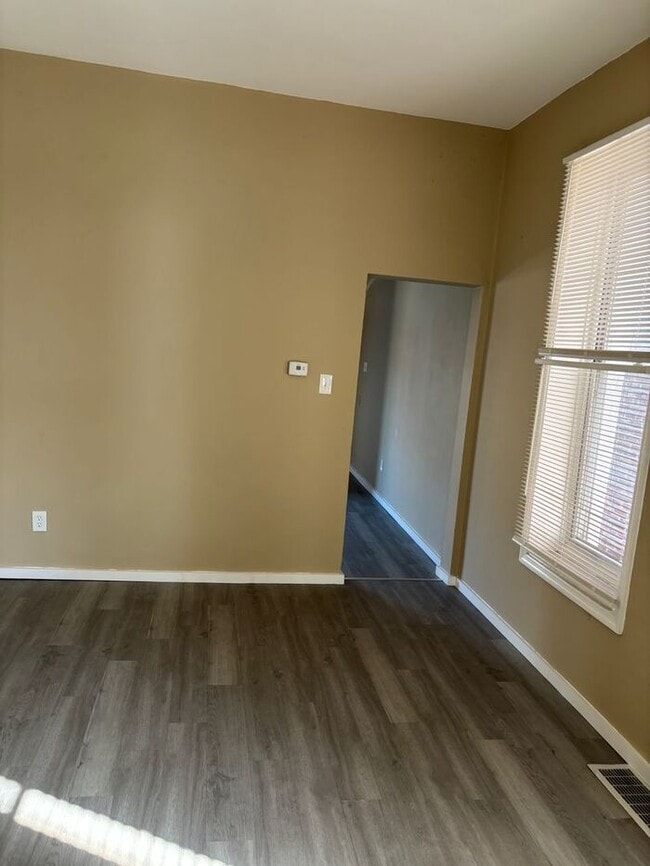 Building Photo - 2 Bedroom, 1 Bath House