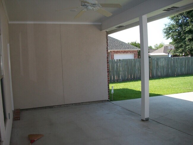 Building Photo - Spacious home in Woodlawn Estates
